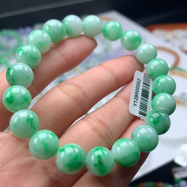 翡翠手镯未镶嵌卡