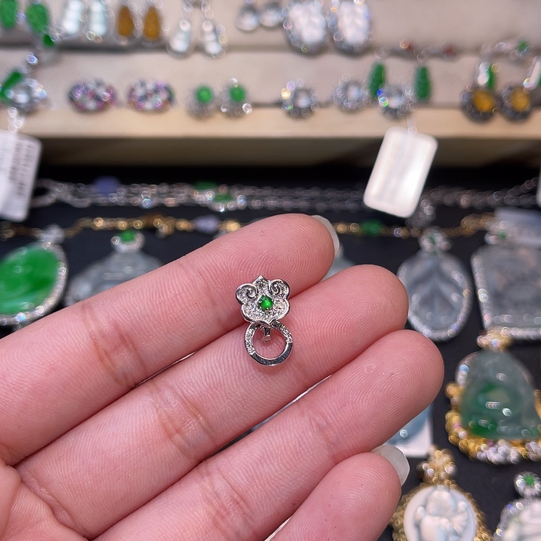 翡翠18K金镶嵌颈饰万能扣