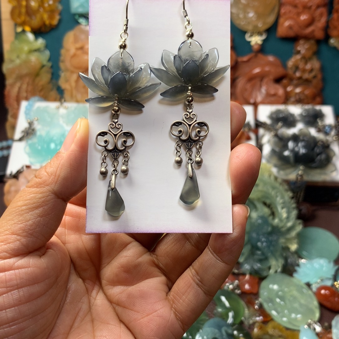 余***就蛇纹石玉未镶嵌耳坠