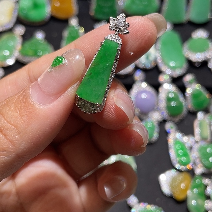 露***粒翡翠银S925镶嵌颈饰