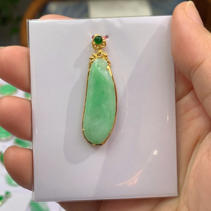 翡翠颈饰18K金镶嵌翡翠吊坠