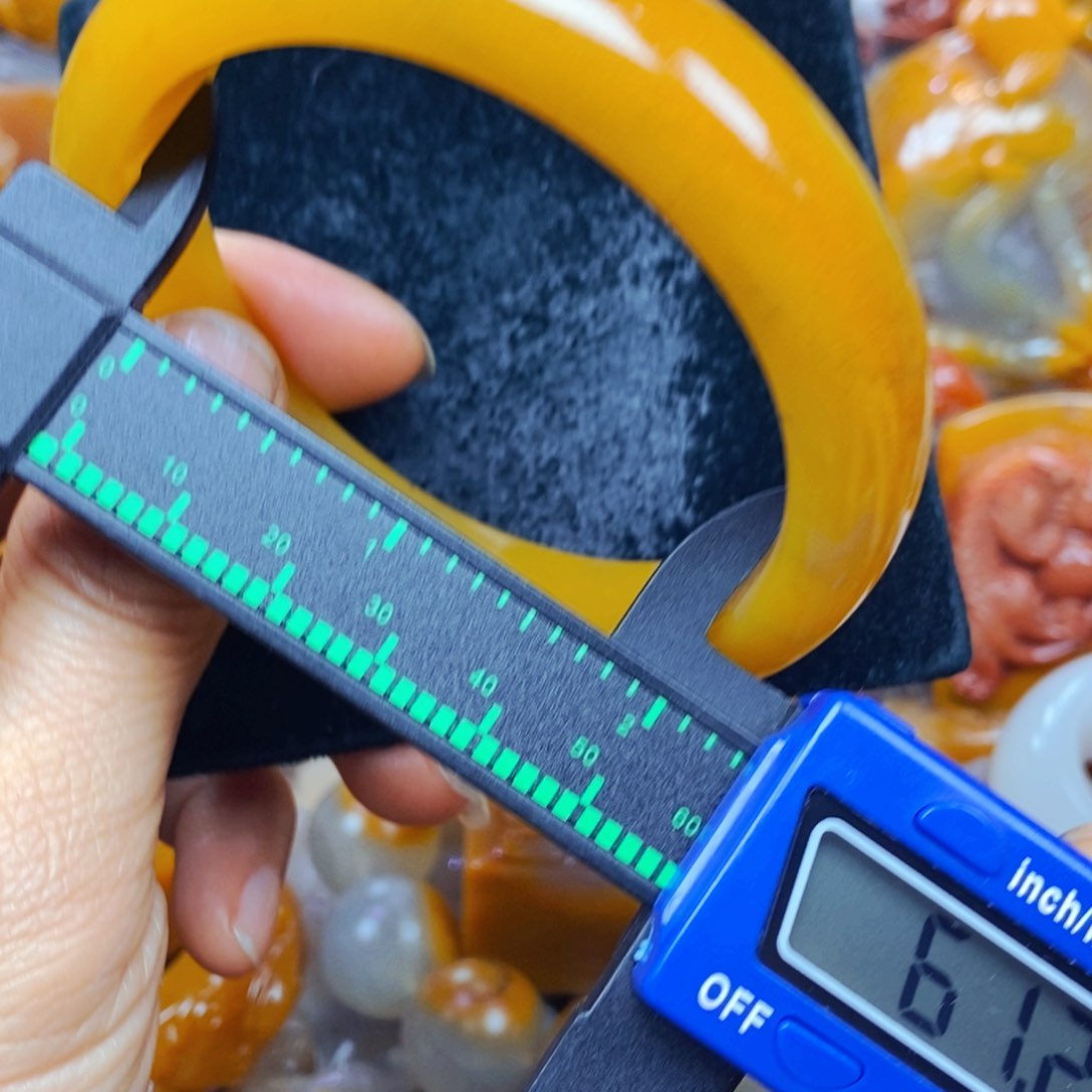 未镶嵌石英质玉（黄龙玉）颈饰