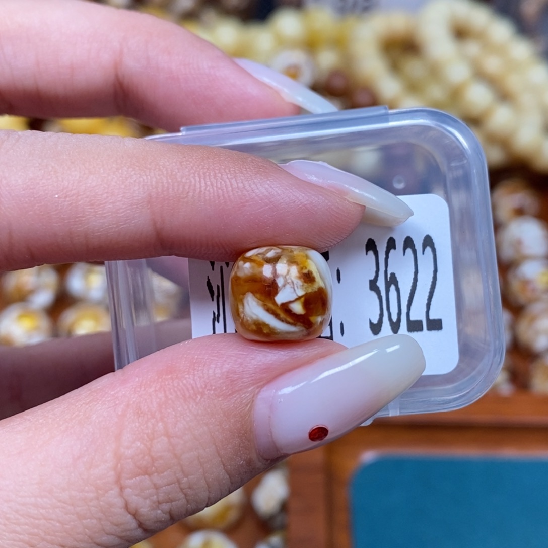 蜜蜡未镶嵌珠宝奇石3622