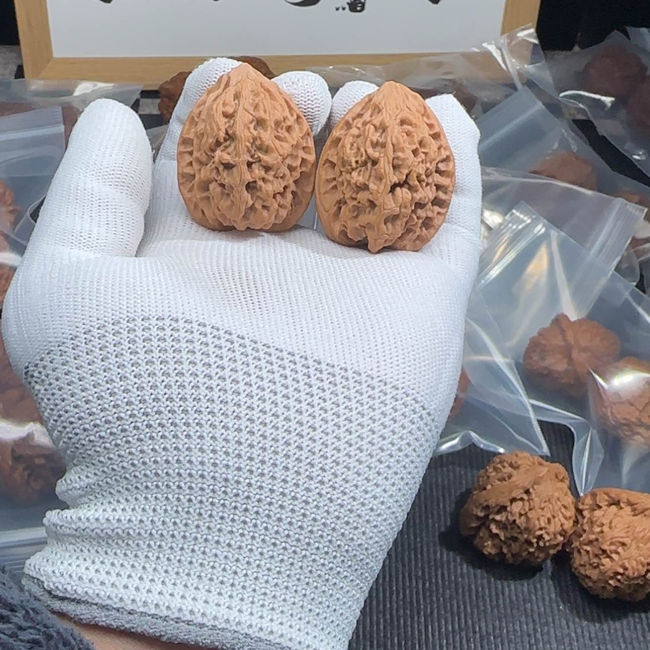 【闪购商品】文玩核桃把件十三陵