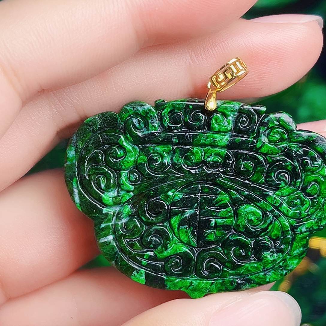 颈饰18K金镶嵌翡翠多样性