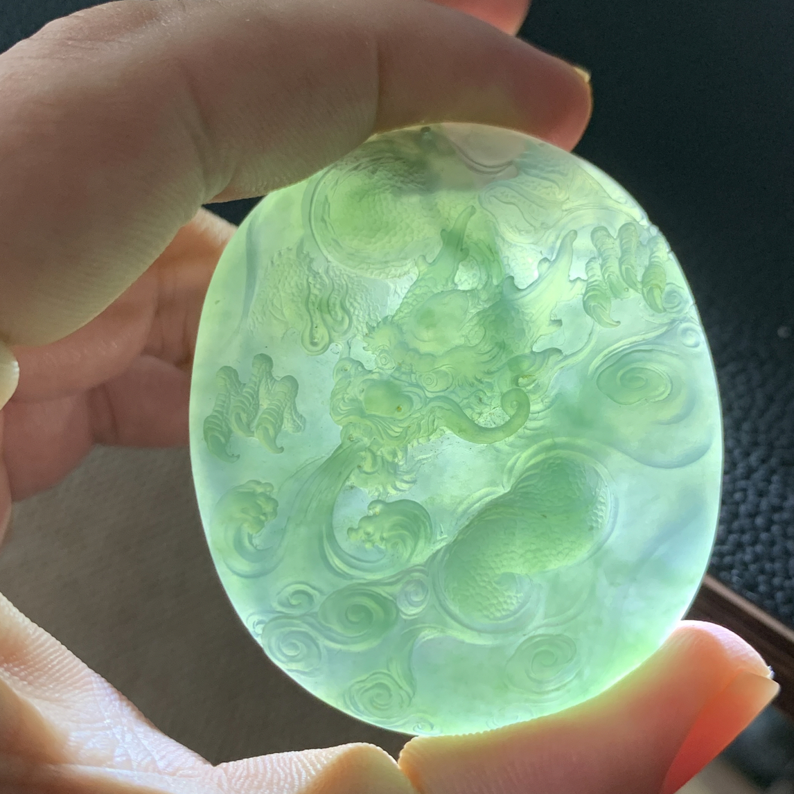 湖水绿翡翠龙牌吊坠