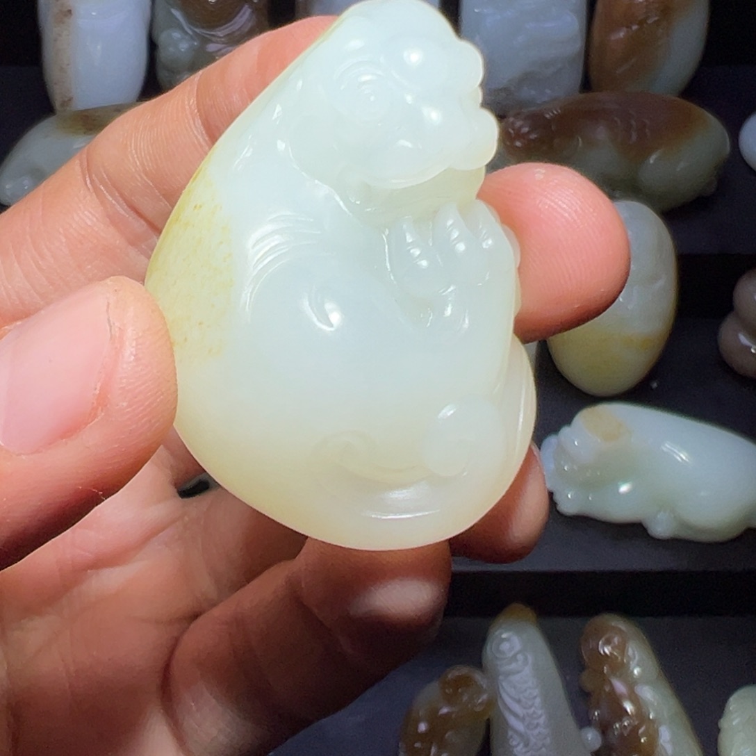 鱼***丸和田玉未镶嵌颈饰