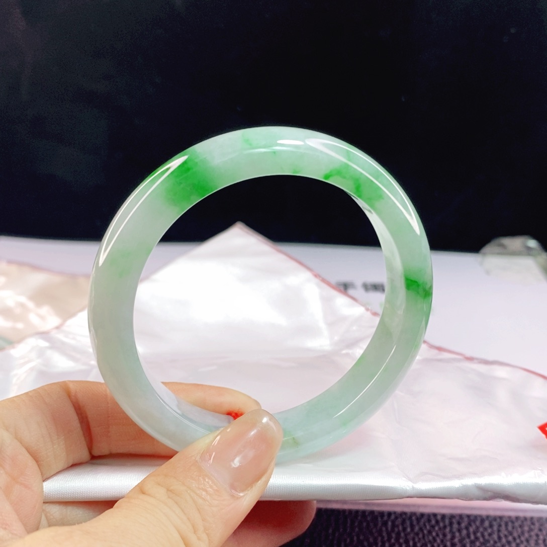 翡翠手镯未镶嵌泡**?56.5