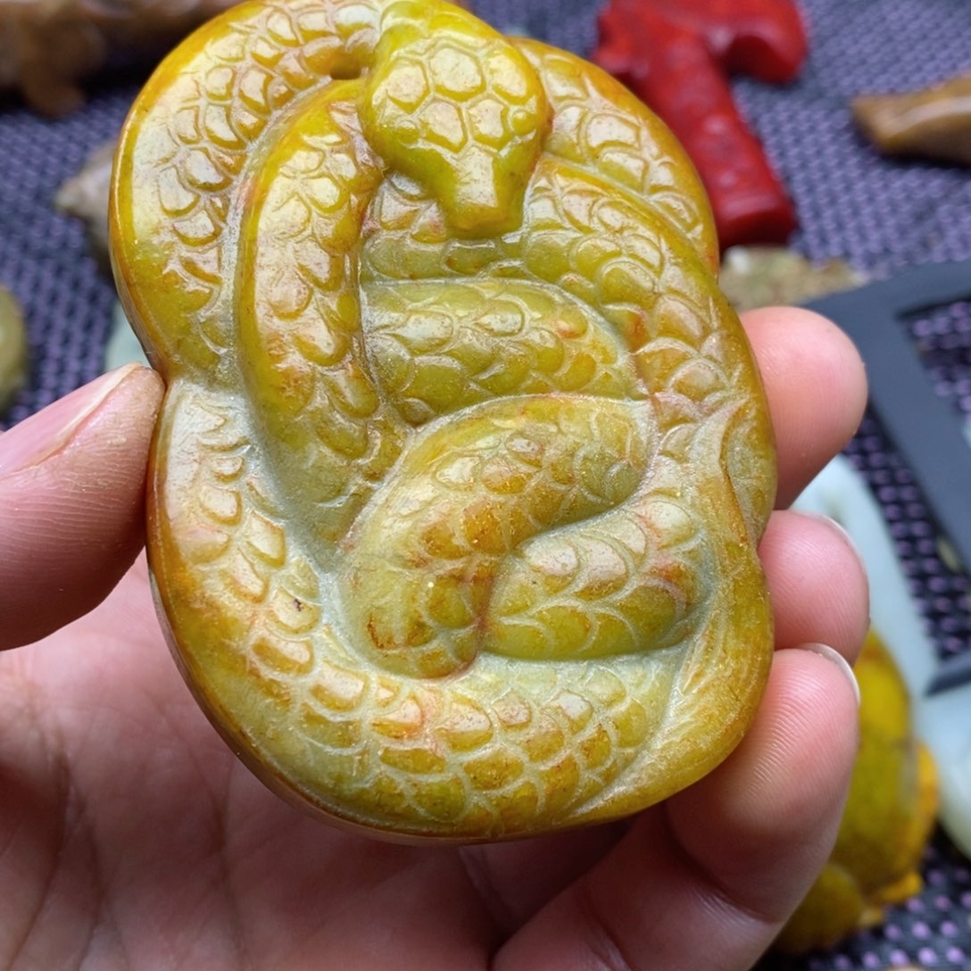 蛇纹石玉颈饰未镶嵌