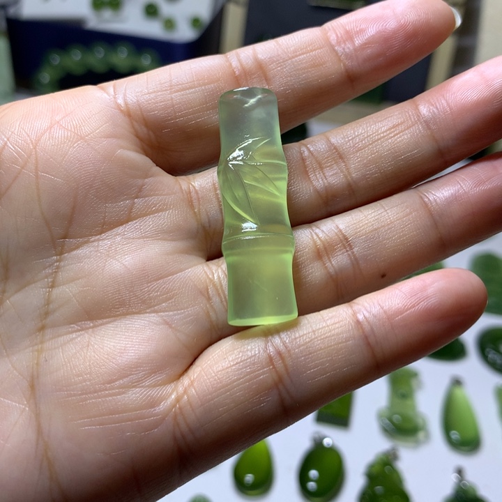 岫玉未镶嵌颈饰吊坠