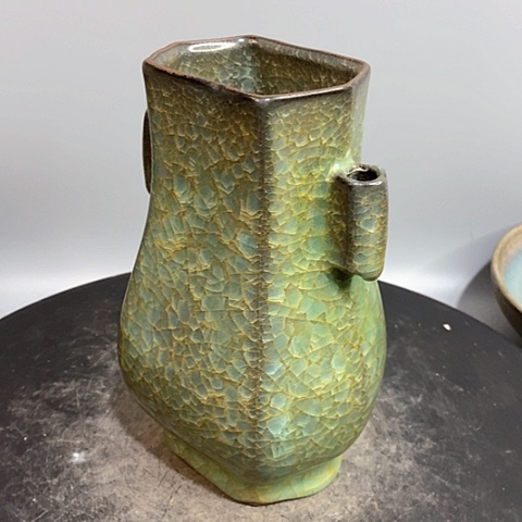 摆件官窑贯耳瓶造型美观