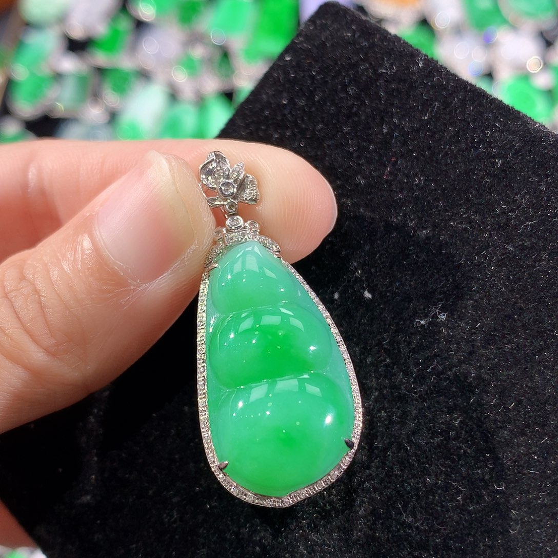 翡翠18K金镶嵌颈饰