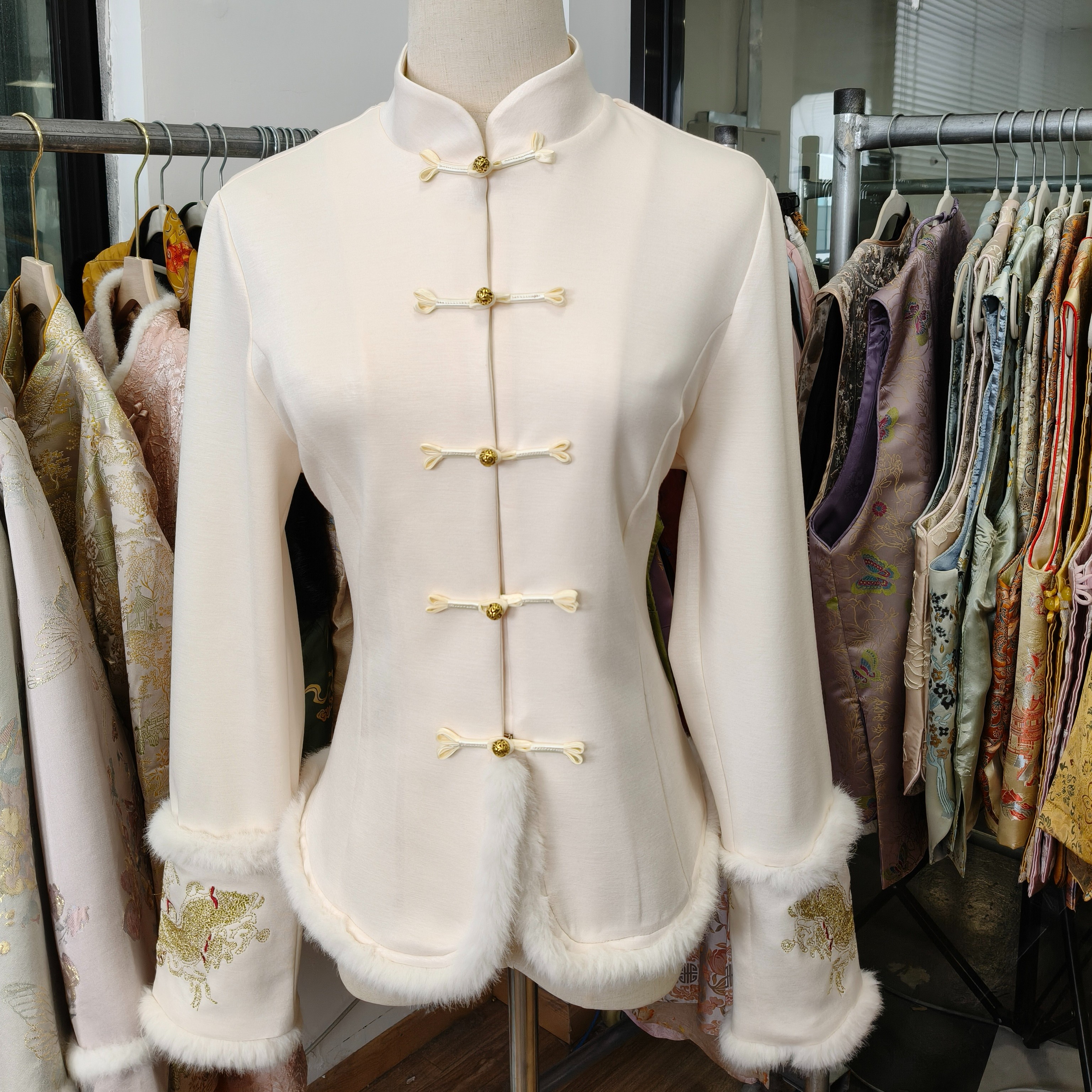 清欢雅叙 国风米自盘扣毛绒刺绣短款上衣-5527