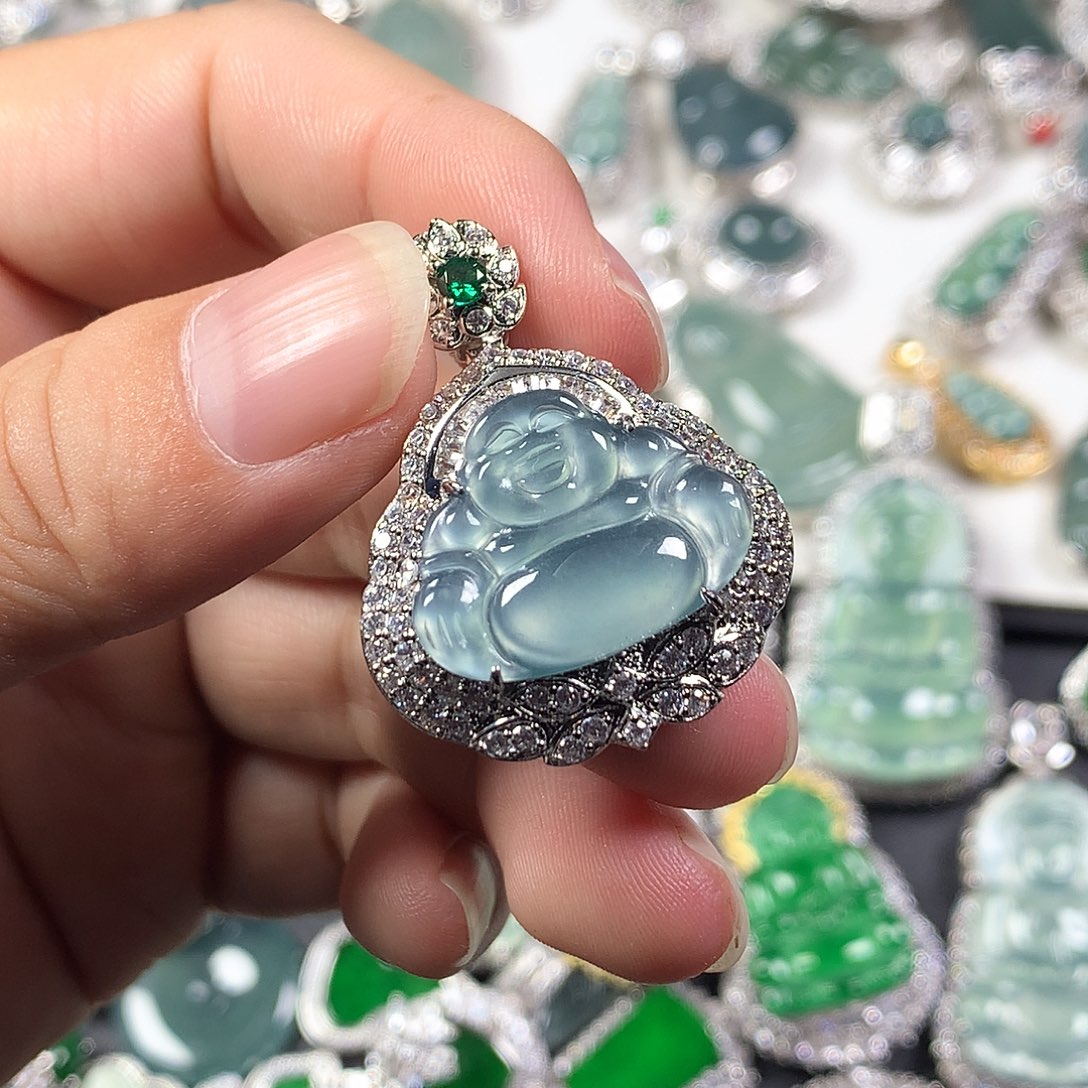 翡翠未镶嵌颈饰佛公