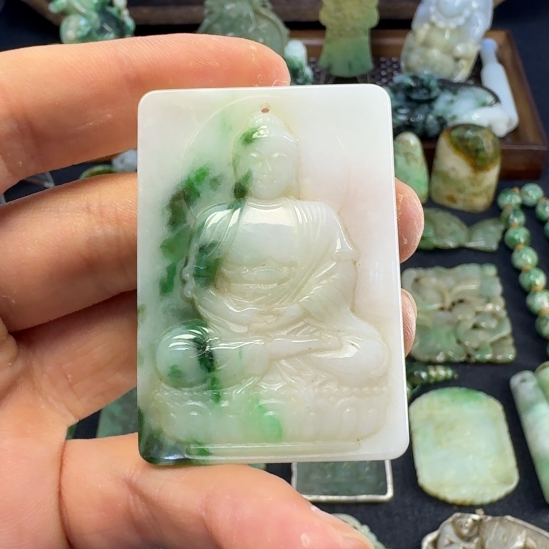 翡翠颈饰未镶嵌翡翠颈饰未镶嵌..