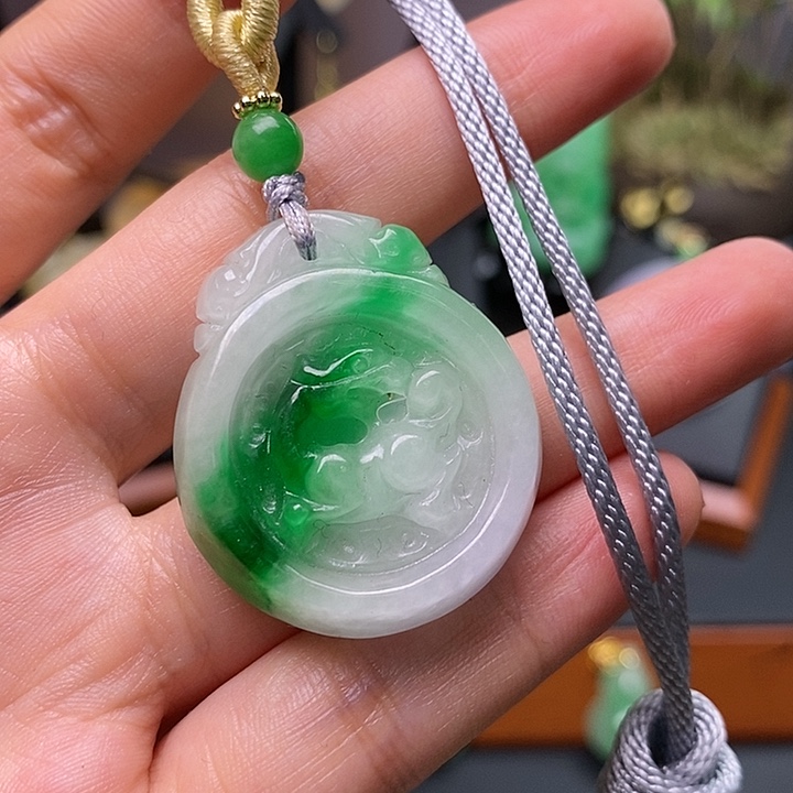 翡翠未镶嵌吊坠(赠链)