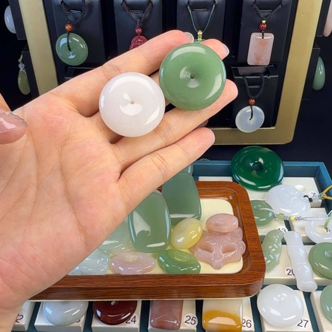 晚***星石英质玉未镶嵌颈饰