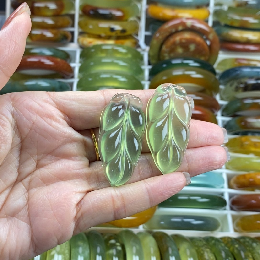 未镶嵌蛇纹石玉手镯一个