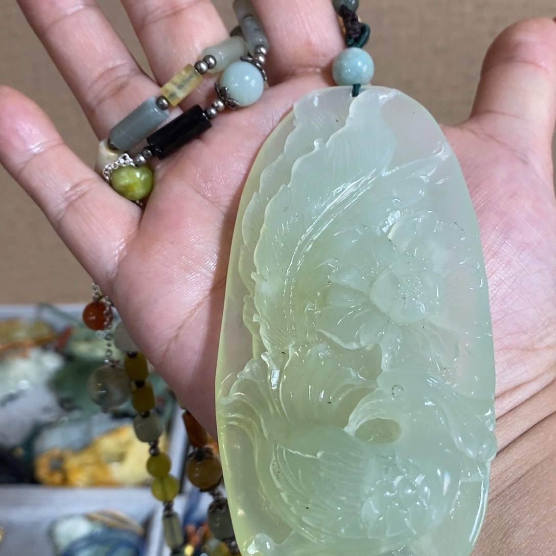 蛇纹石玉颈饰未镶嵌