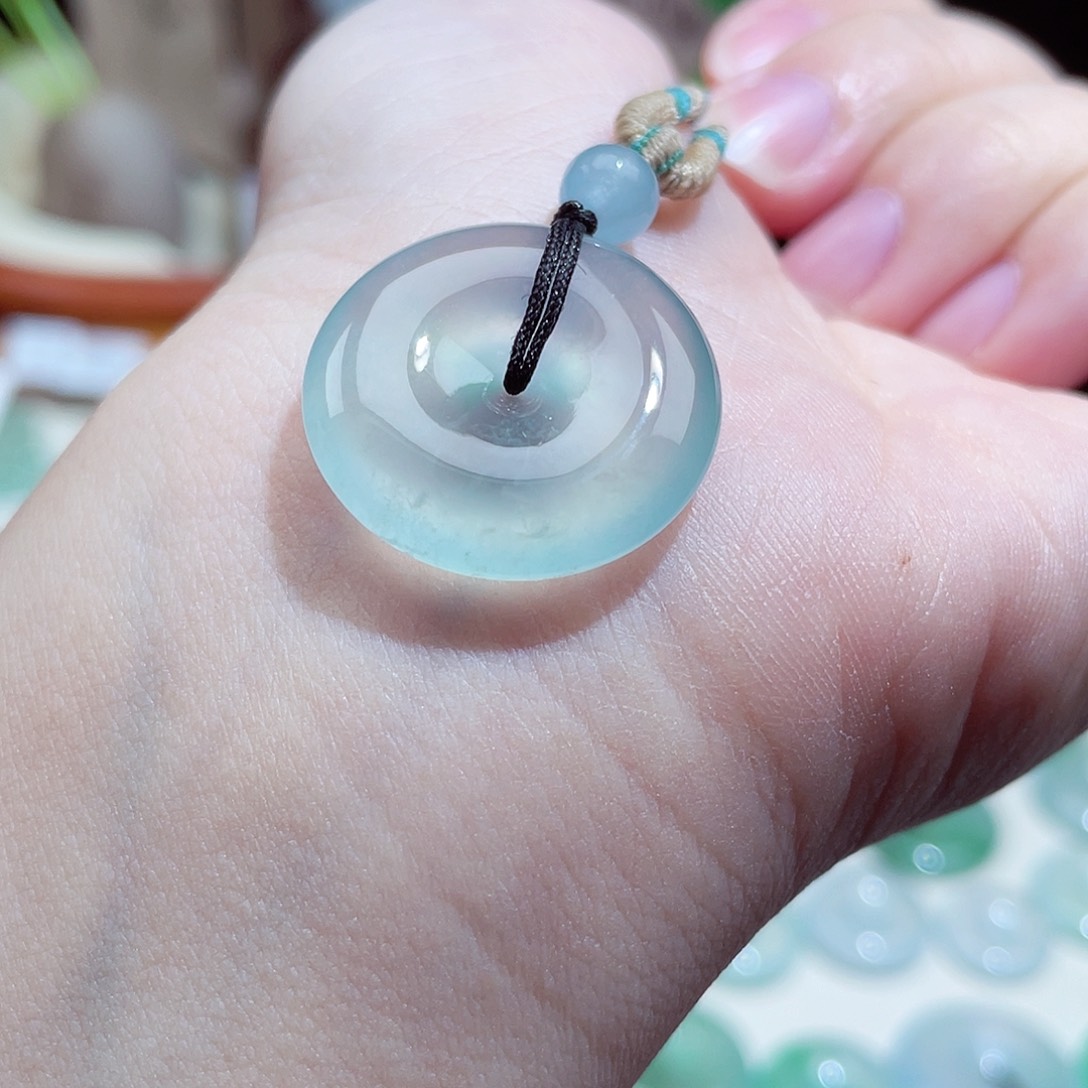 翡翠颈饰未镶嵌平安扣