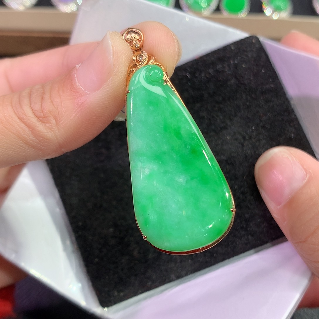 翡翠吊坠(赠链)18K金镶嵌