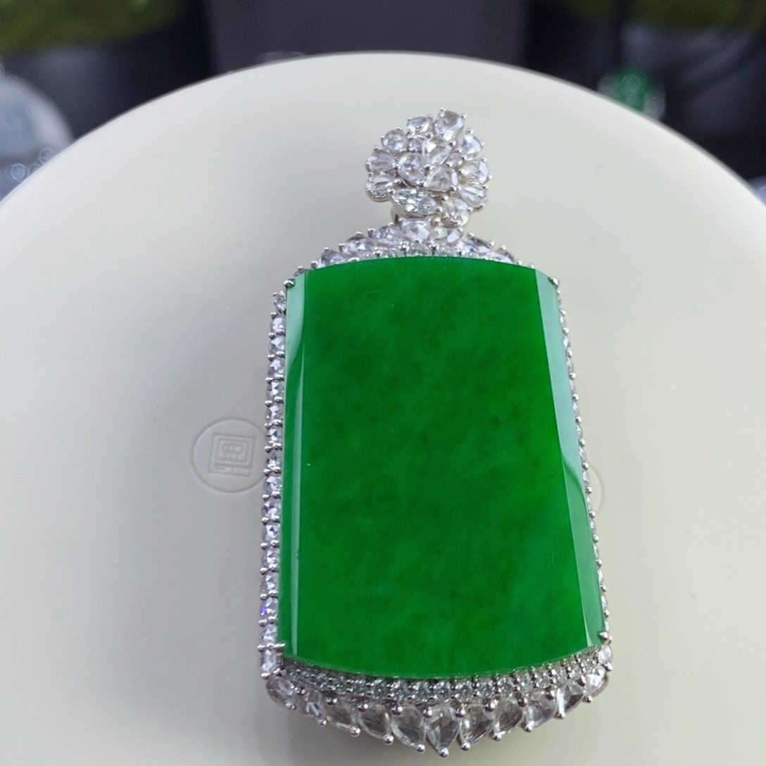 翡翠18K金镶嵌颈饰分两单，一单60000，一单200000