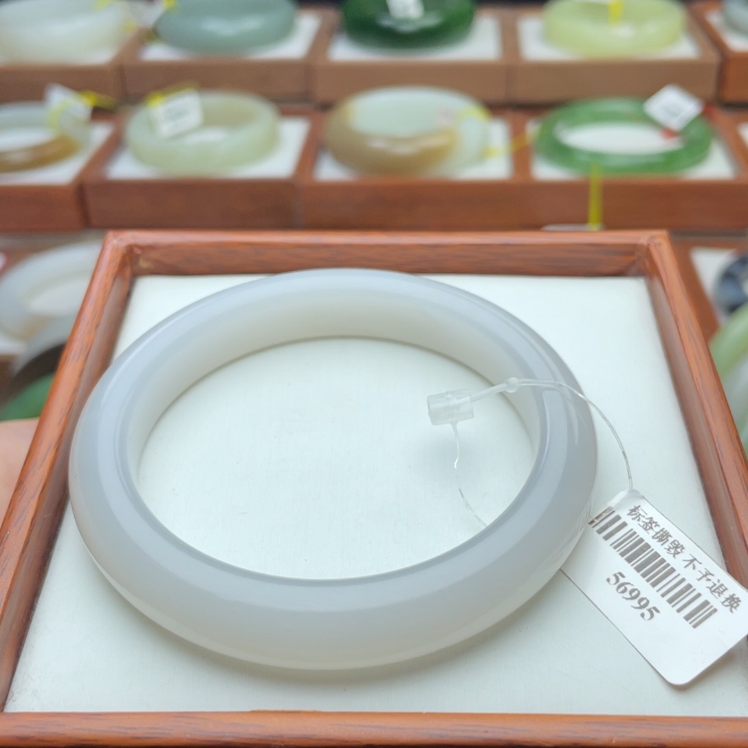 【闪购商品】和田玉手镯未镶嵌56