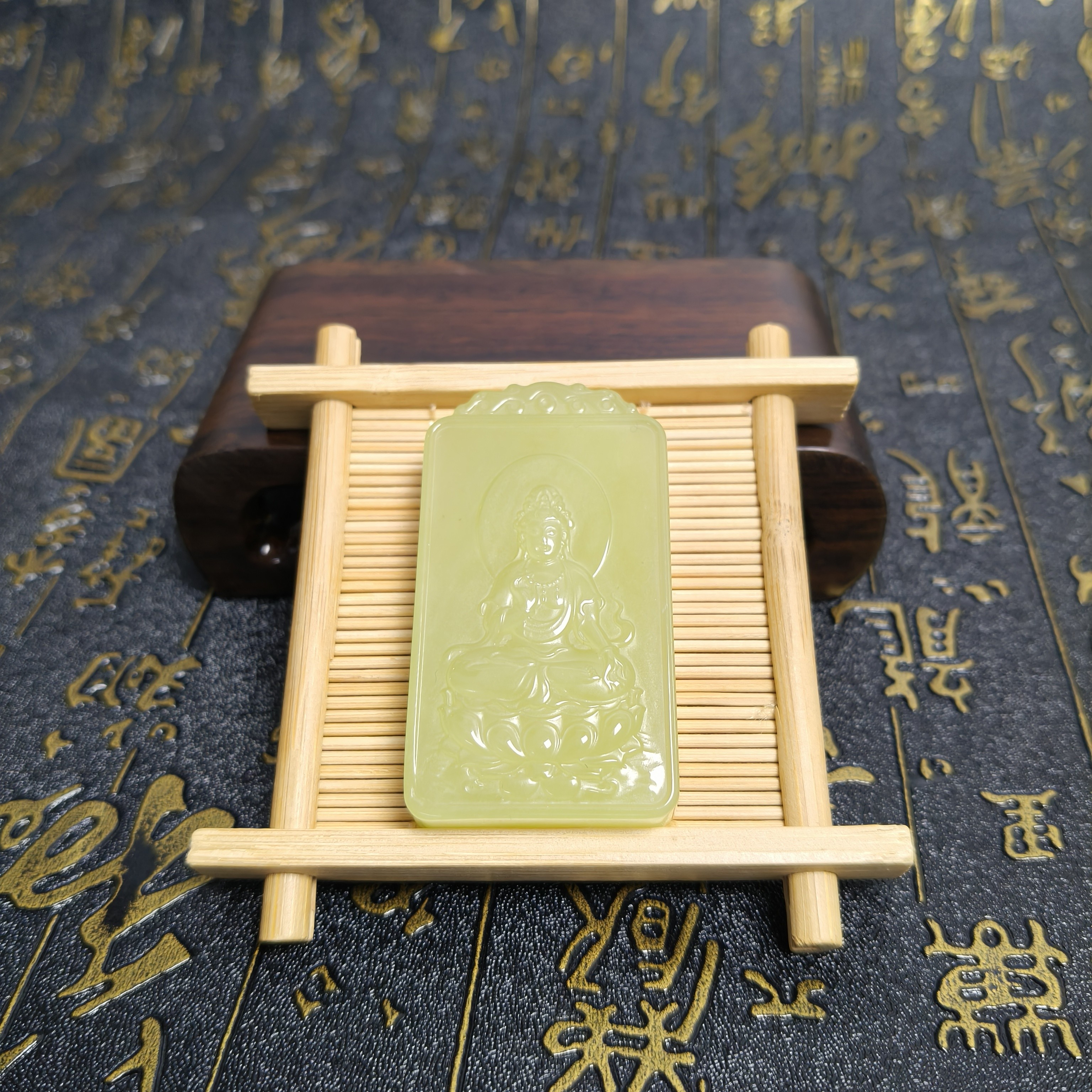 精品和田玉黄口观音挂件