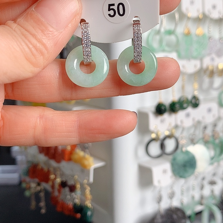 翡翠耳饰未镶嵌翡翠