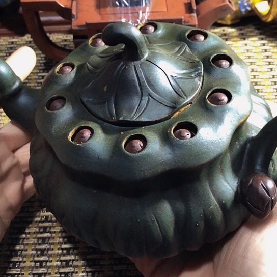 紫砂茶壶原矿泥料手工制作的紫砂壶。