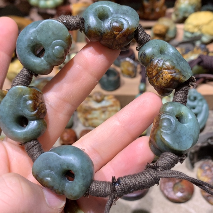 未镶嵌岫岩河磨玉（透闪石质玉）把件