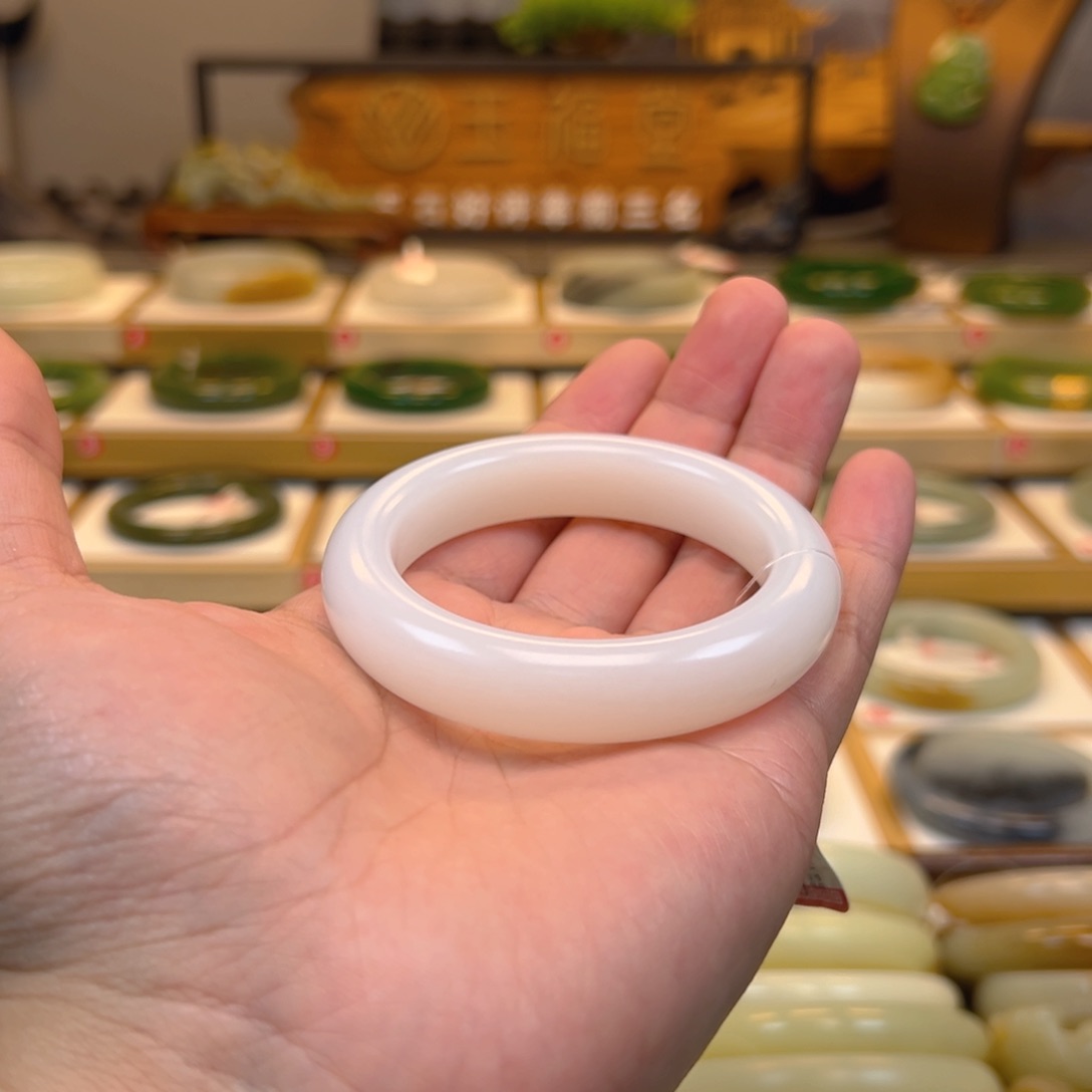 和田玉手镯未镶嵌