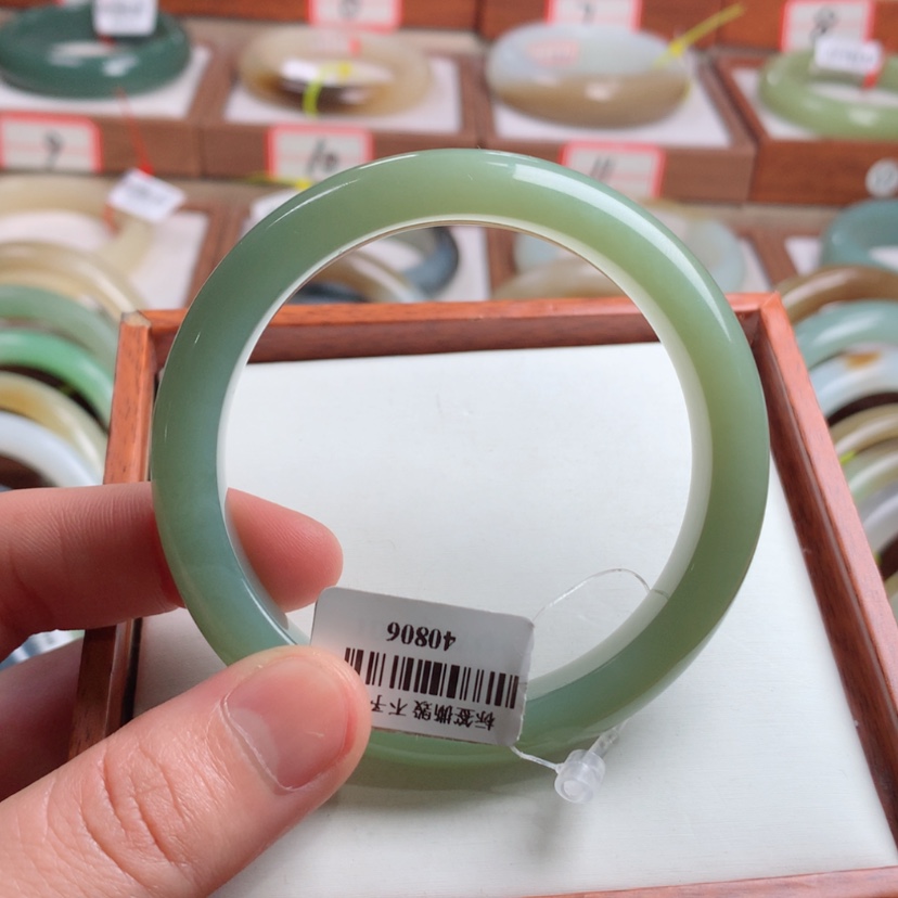 【闪购商品】和田玉手镯未镶嵌56