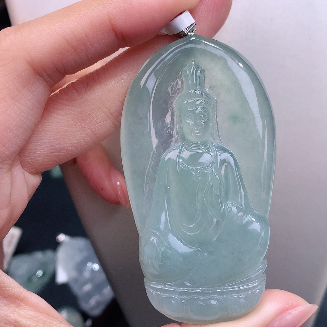 颈饰18K金镶嵌翡翠晴底观音牌