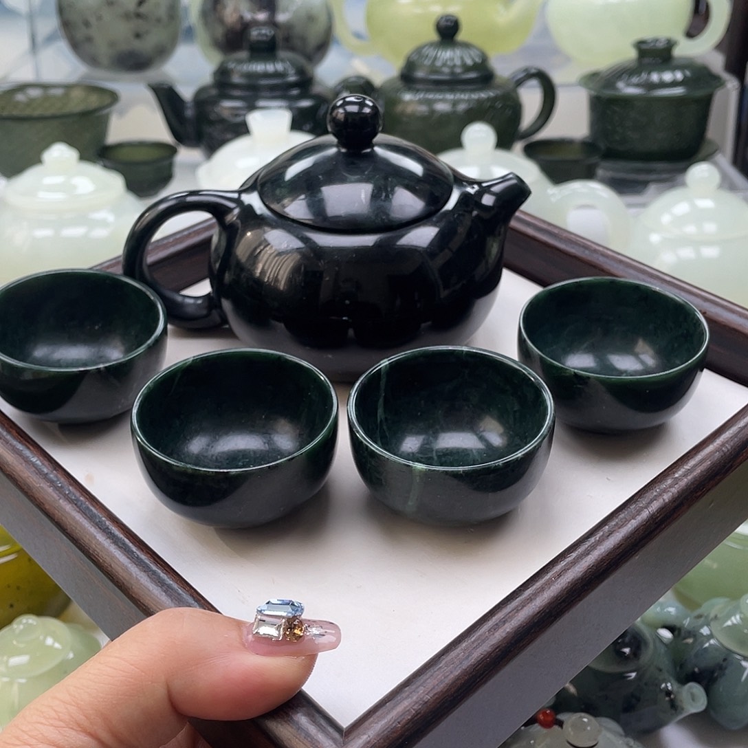 蛇纹石玉未镶嵌壶