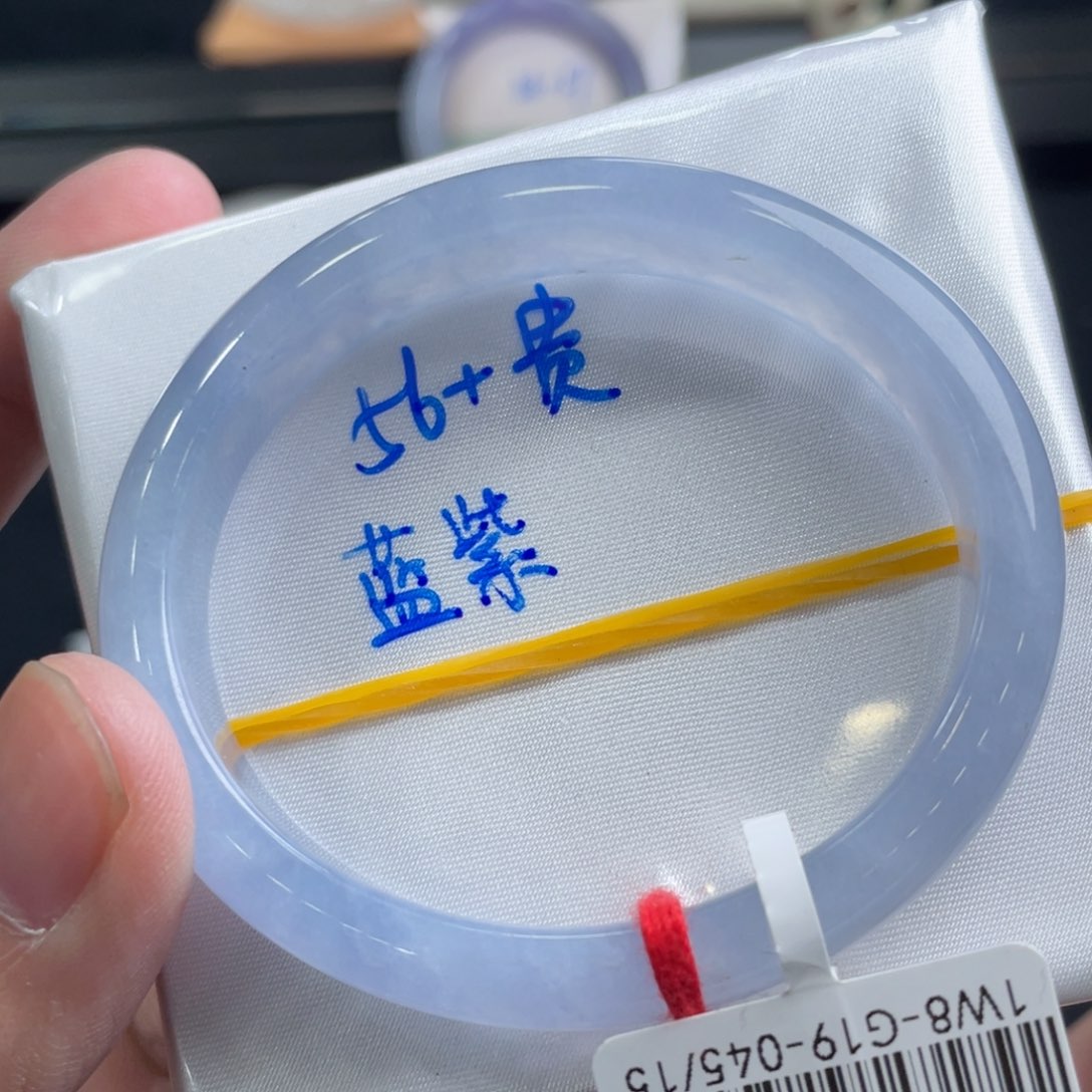 翡翠手镯未镶嵌翡翠手镯