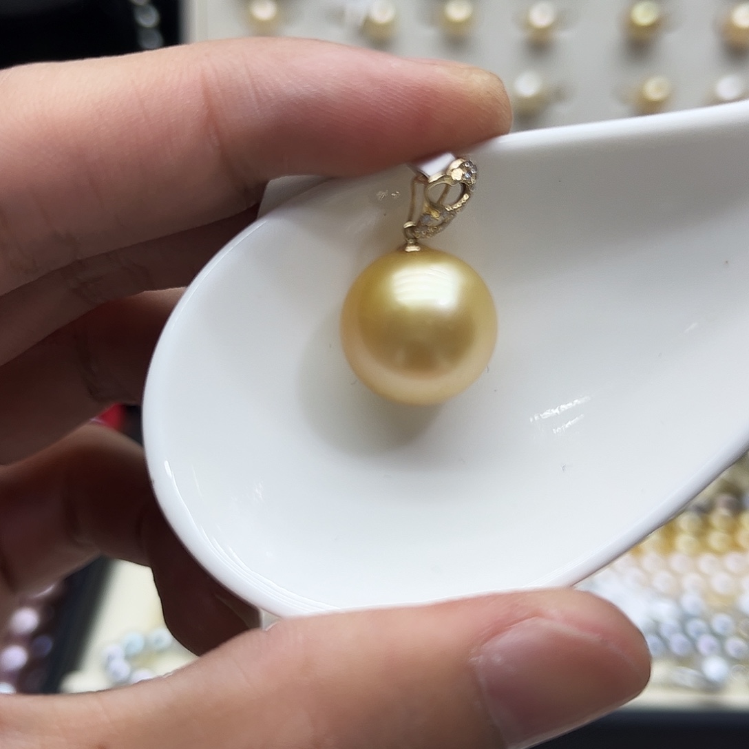 18K金镶嵌海水珍珠颈饰