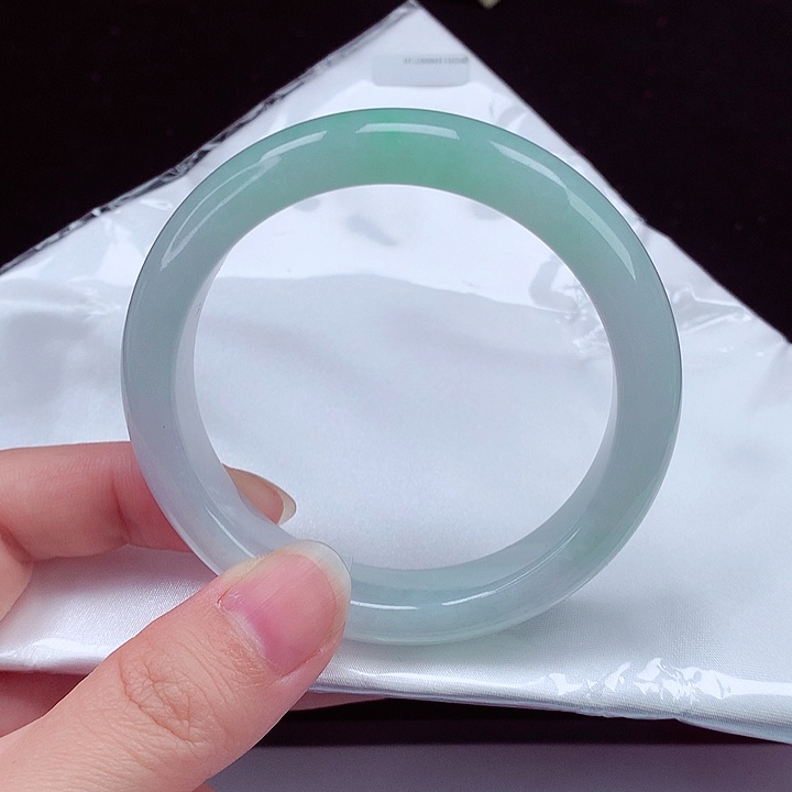 翡翠手镯未镶嵌翡翠