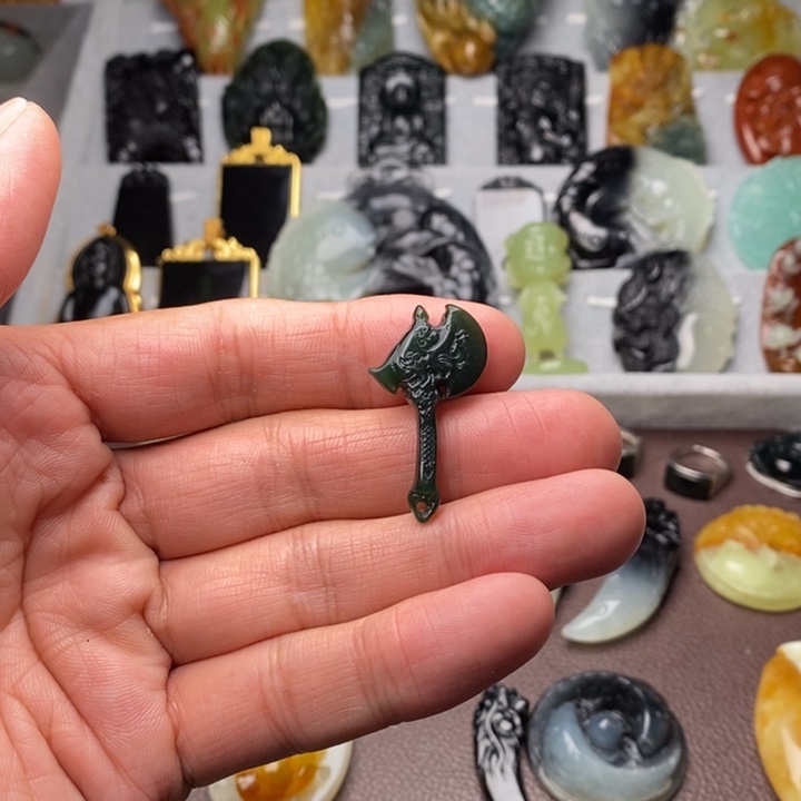 蛇纹石玉颈饰未镶嵌刚