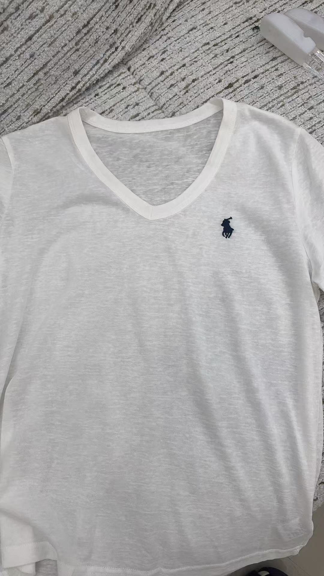 俊俊家 v领绣花T恤