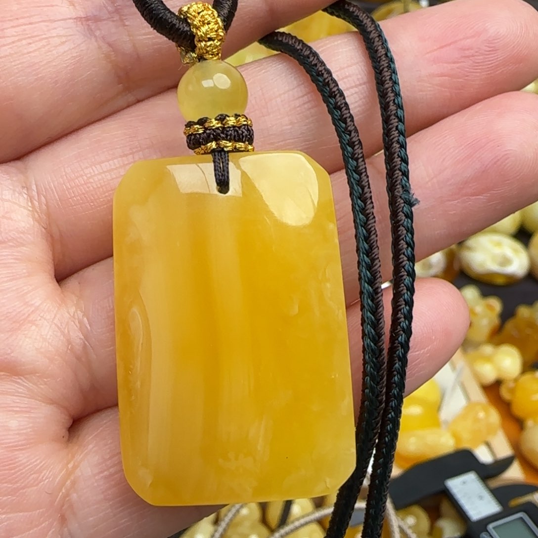 蜜蜡套链未镶嵌天然俄料鸡油黄蜜蜡无事牌吊坠