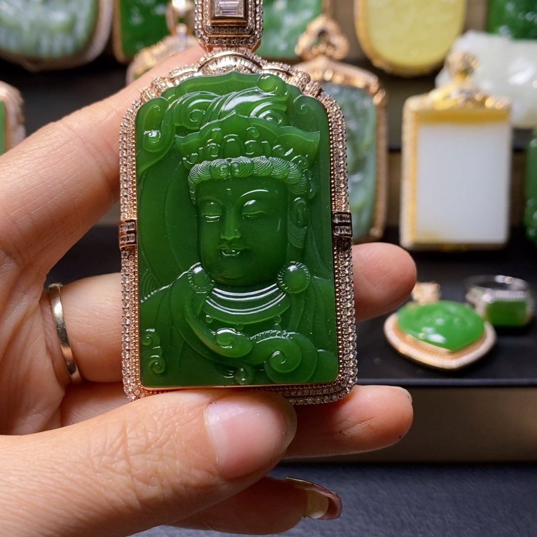 和田玉挂件18K金镶嵌向***发