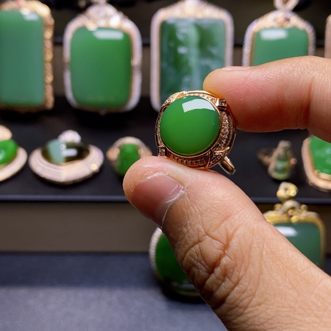 和田玉18K金镶嵌挂件忒*坏