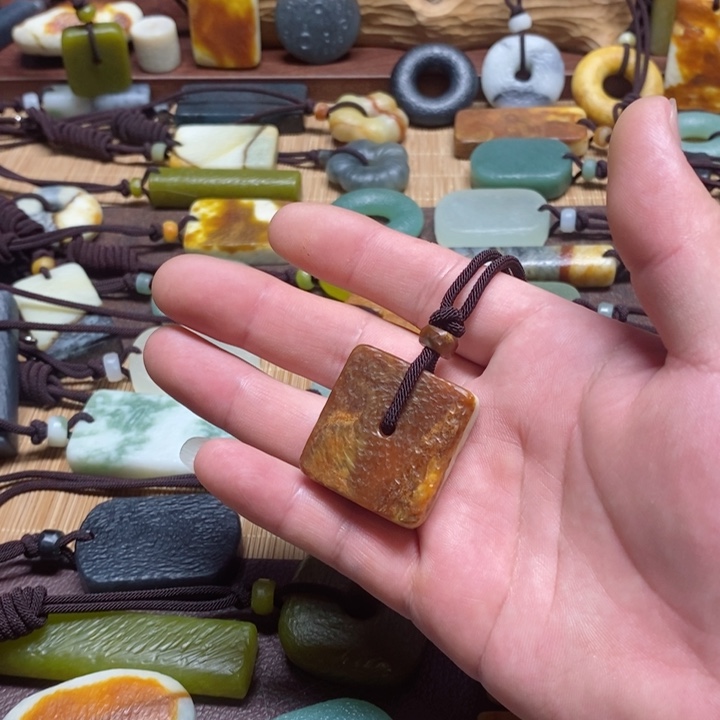 蛇纹石玉挂件未镶嵌凡*烦