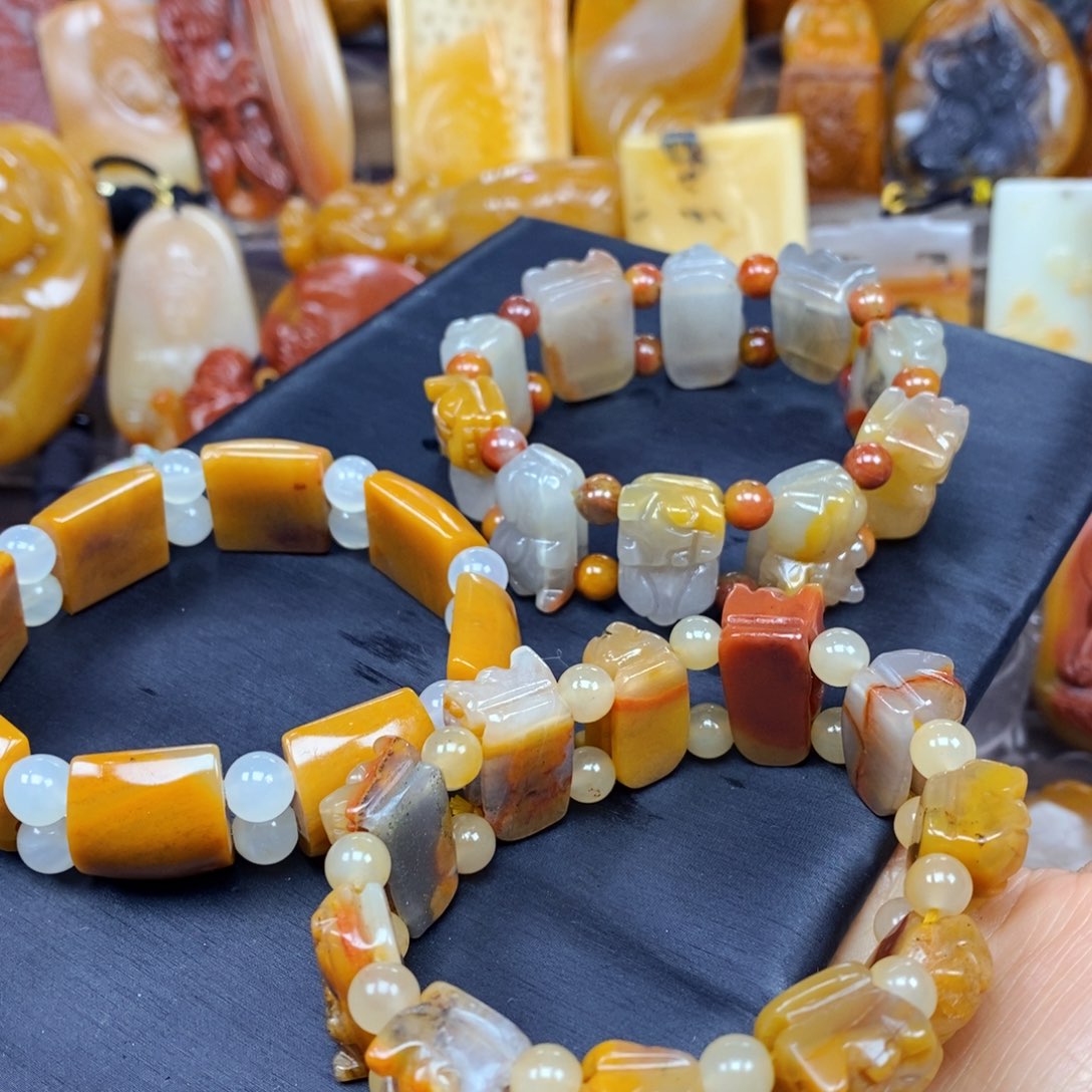 石英质玉（黄龙玉）颈饰未镶嵌