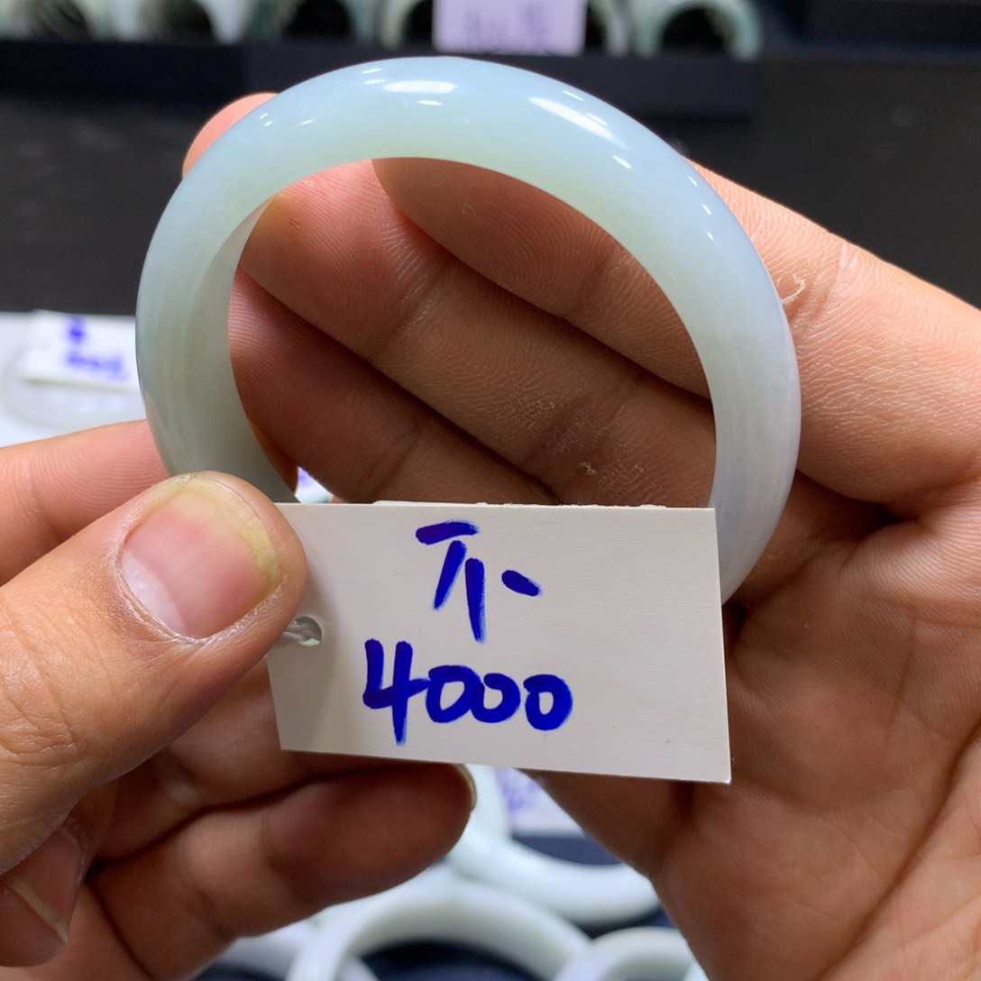 翡翠手镯未镶嵌不**茶