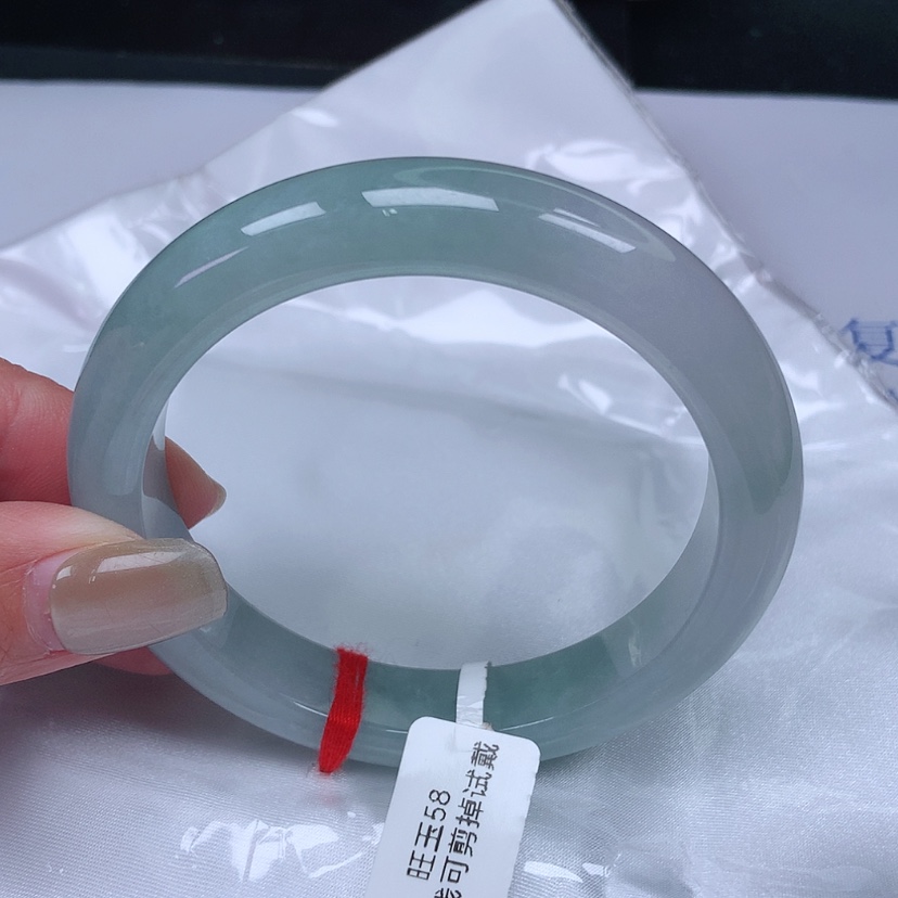 【闪购商品】翡翠手镯未镶嵌爱***！，
