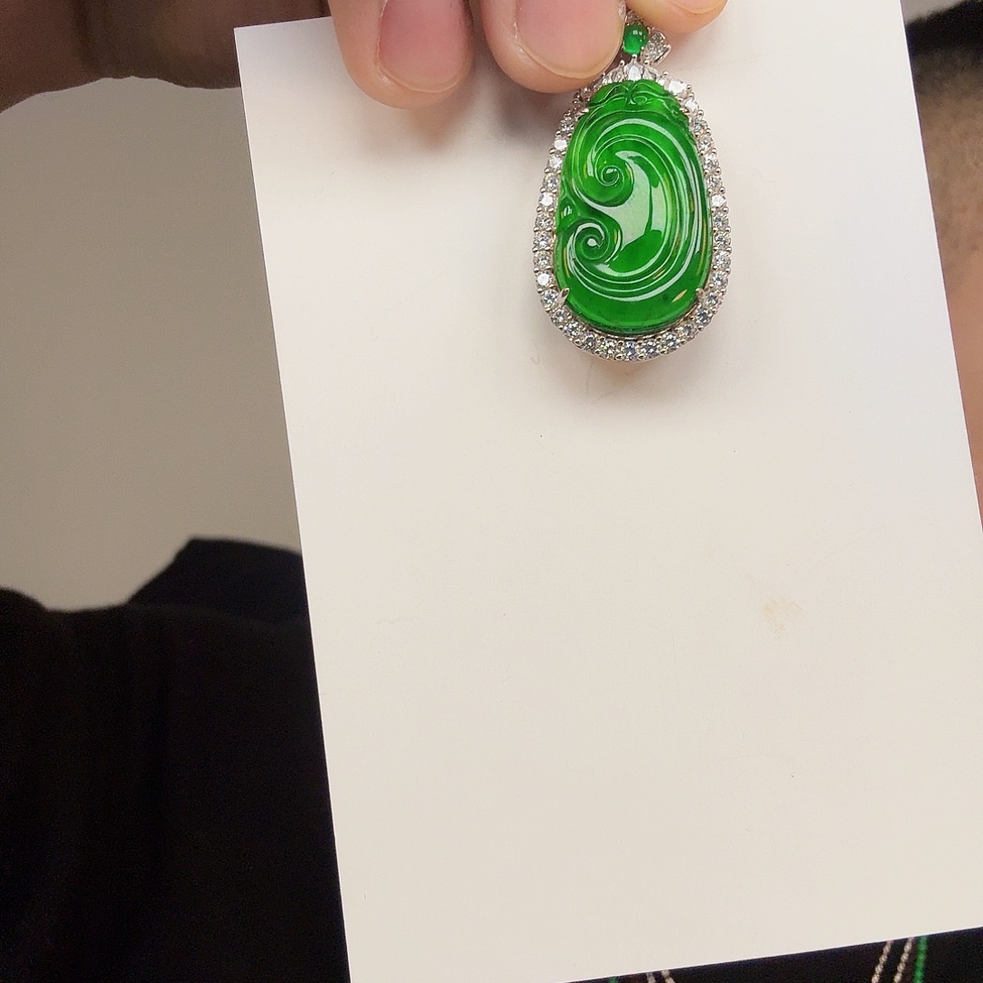 翡翠未镶嵌颈饰一件