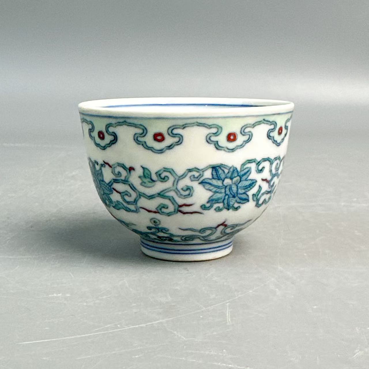 清雍正斗彩缠枝花卉纹杯