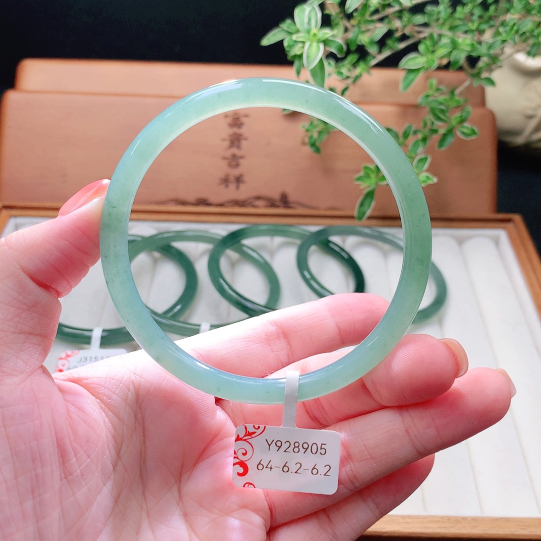 未镶嵌手镯（圆镯）翡翠